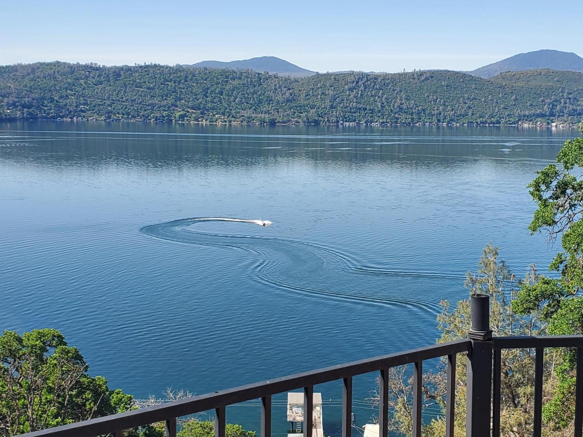 A Lake, A Mountain And The House With The Red Door Clearlake Buitenkant foto